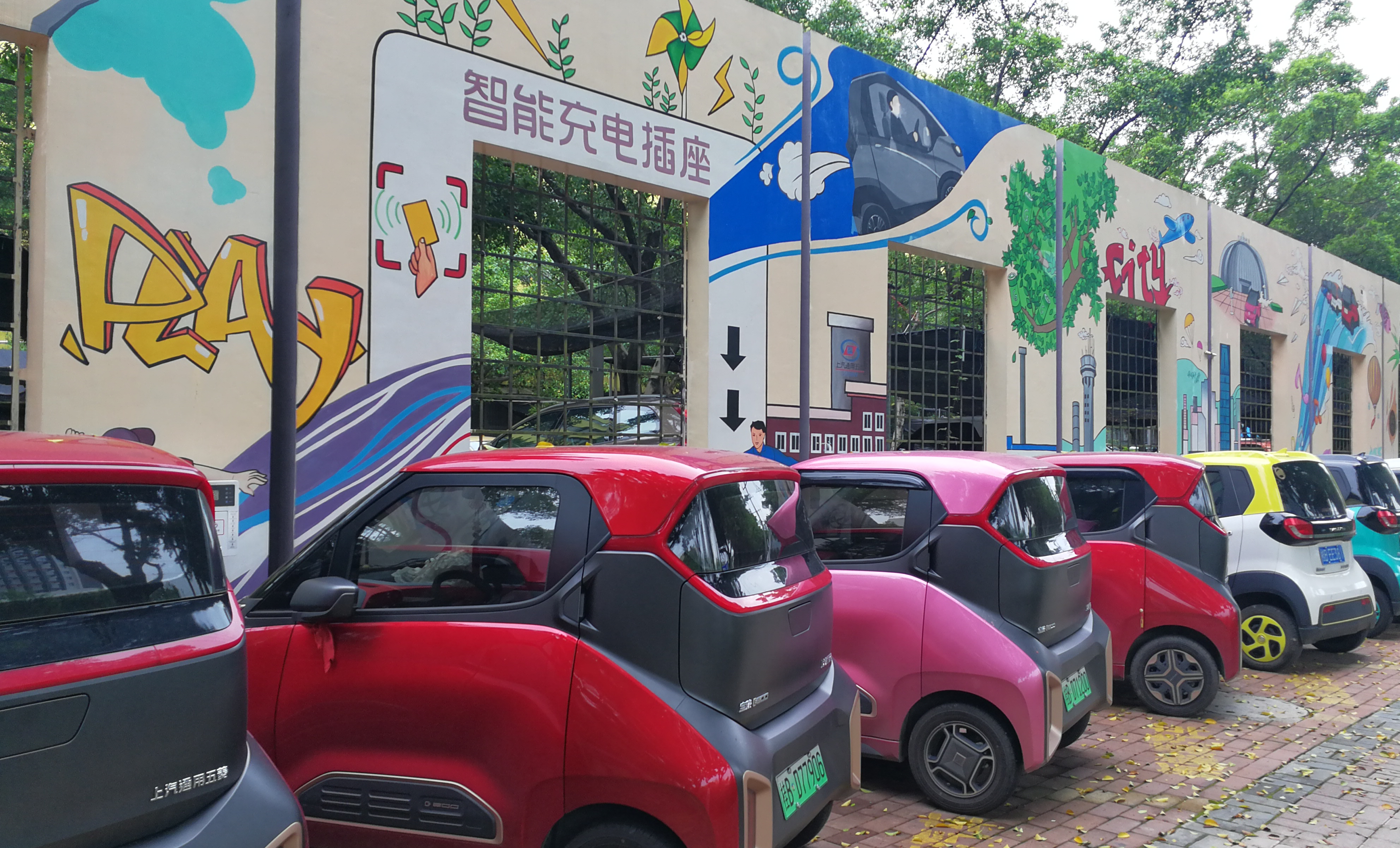 Baojun E100 and E200 electric micro two-seaters in Liuzhou. Photo by Hui He.